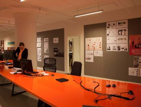 Pindot opslagstavle med filt på kontor